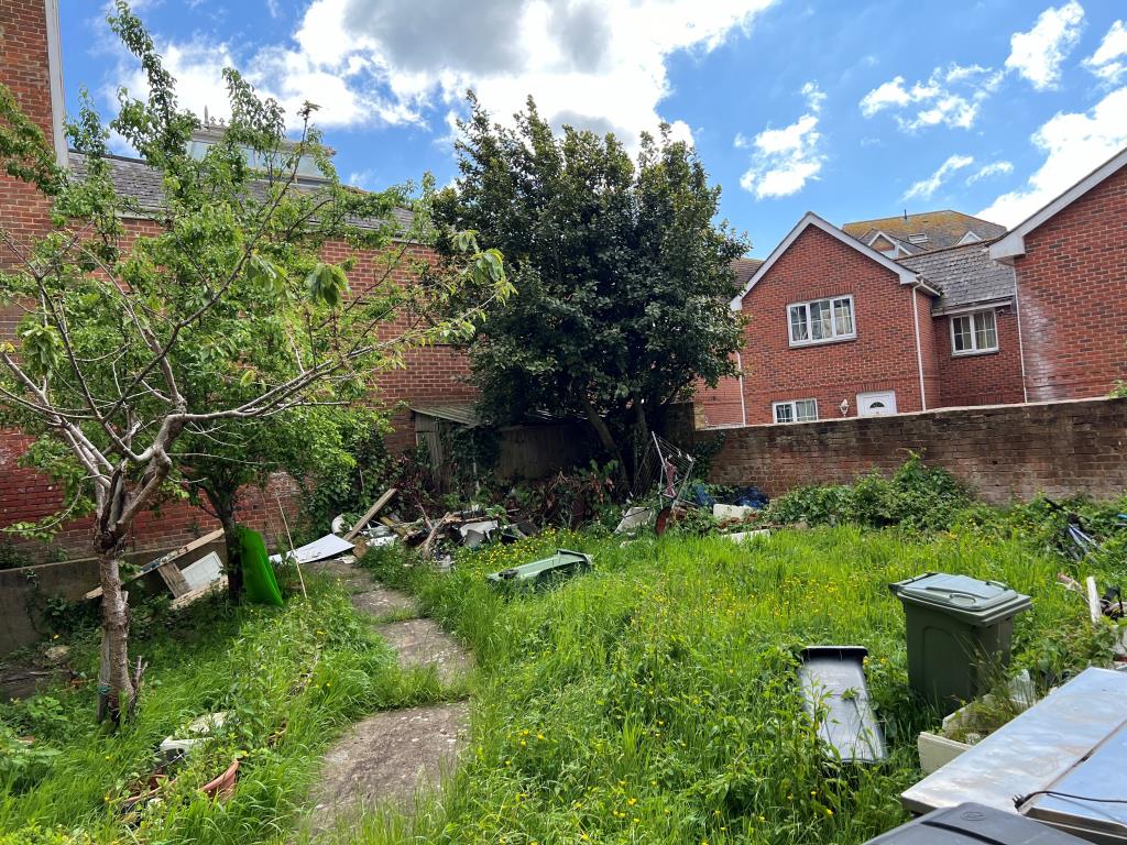 Lot: 109 - LANDMARK TOWN CENTRE FORMER RESTAURANT WITH LIVING ACCOMMODATION -